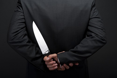 שלושה כתבי אישום המייחסים לנאשם עבירות החזקת סכין ואיומים בוטלו לאור מחדלי חקירה