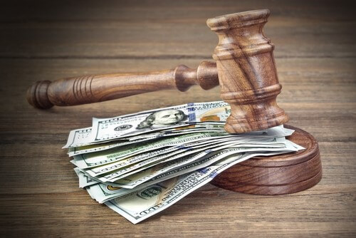 תשלום פיצויים והוצאות משפט לנאשם שזוכה